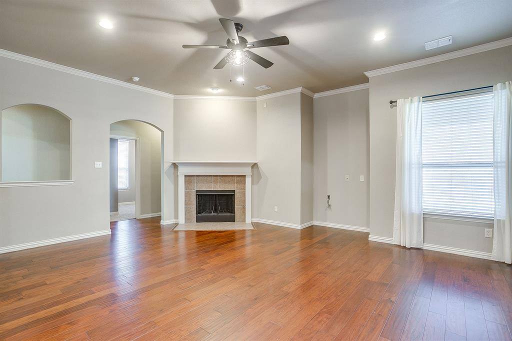912 Robbins Way, Saginaw, TX 76179