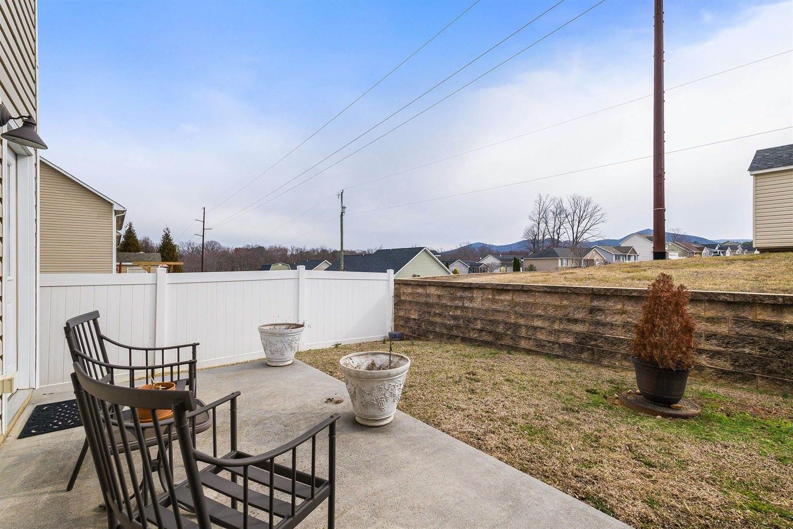 812 Carson Cir, Grottoes, VA 24441