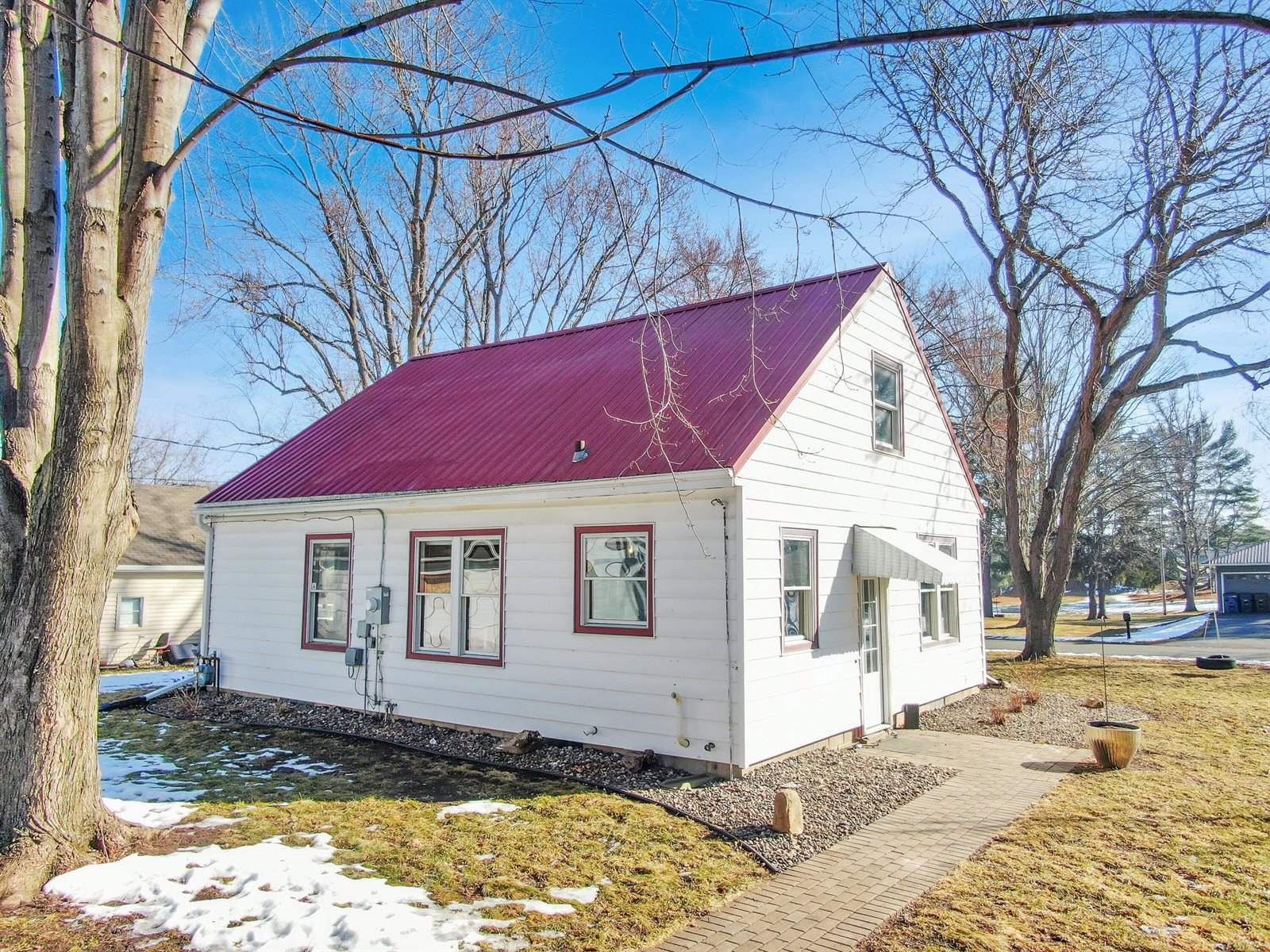 560 Court Rd, Onalaska, WI 54650