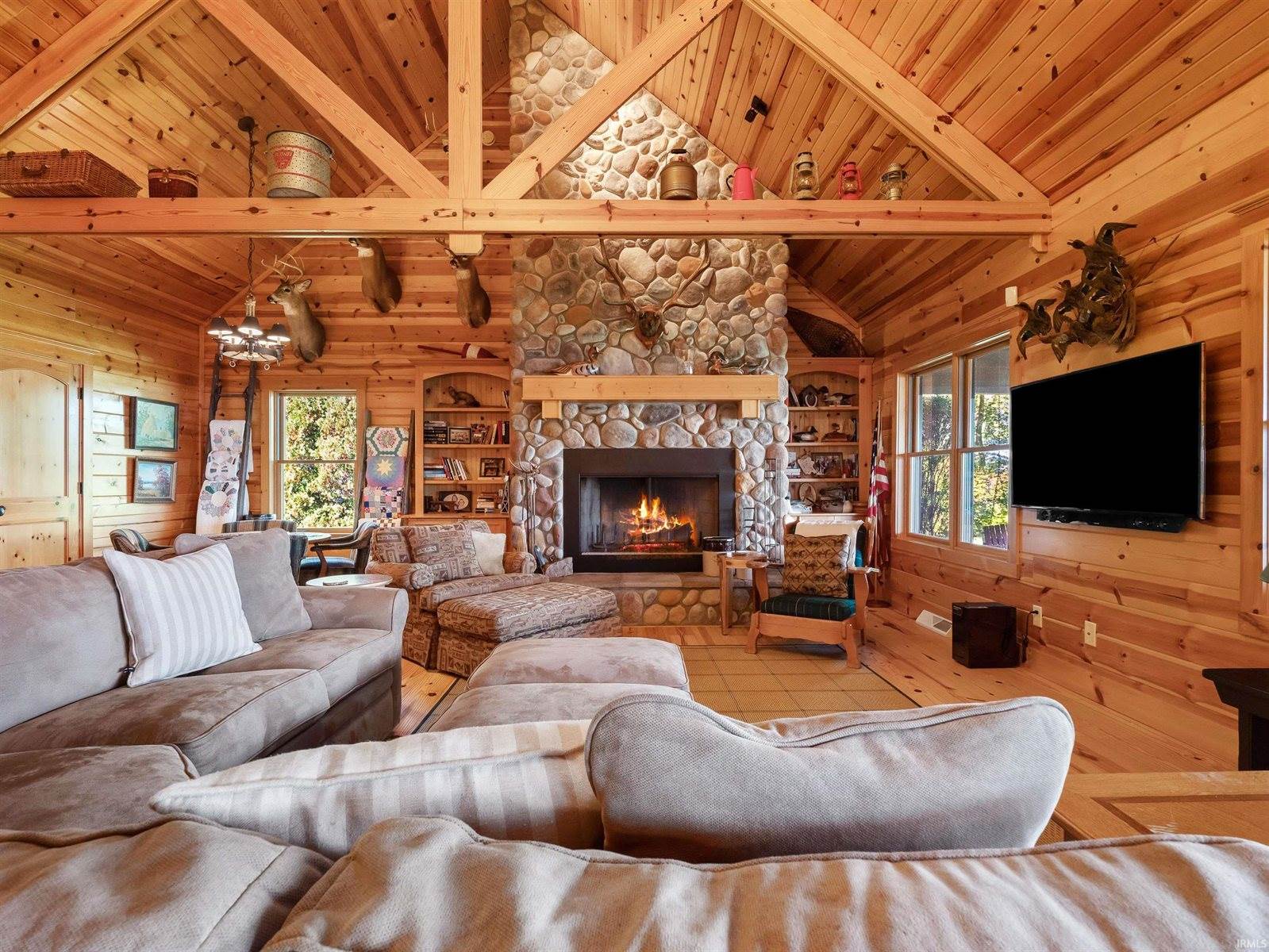 1905 E 750 S, Wolcottville, IN 46795