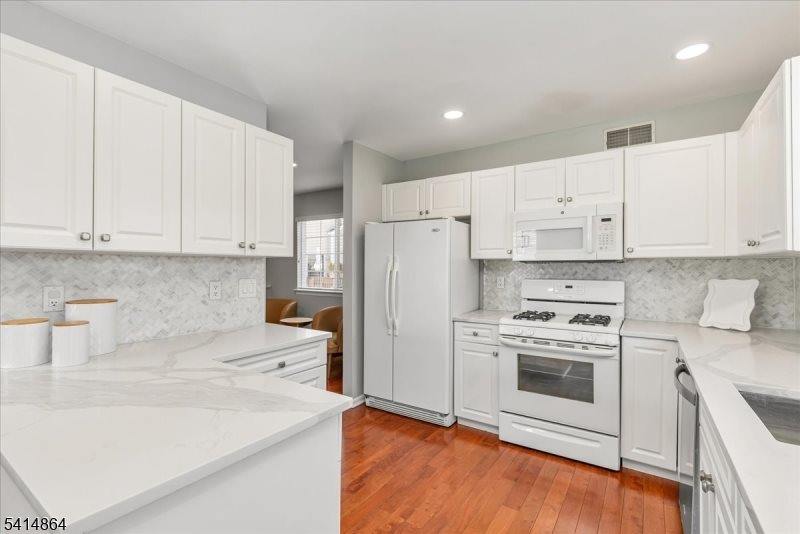 40 Primrose Ln, Long Hill Township, NJ 07933