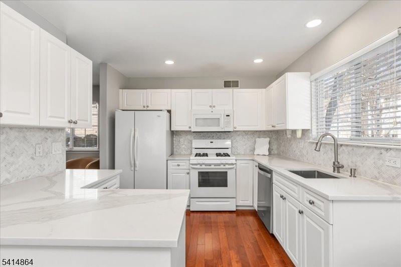 40 Primrose Ln, Long Hill Township, NJ 07933