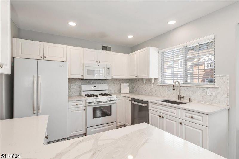 40 Primrose Ln, Long Hill Township, NJ 07933