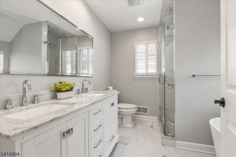 40 Primrose Ln, Long Hill Township, NJ 07933