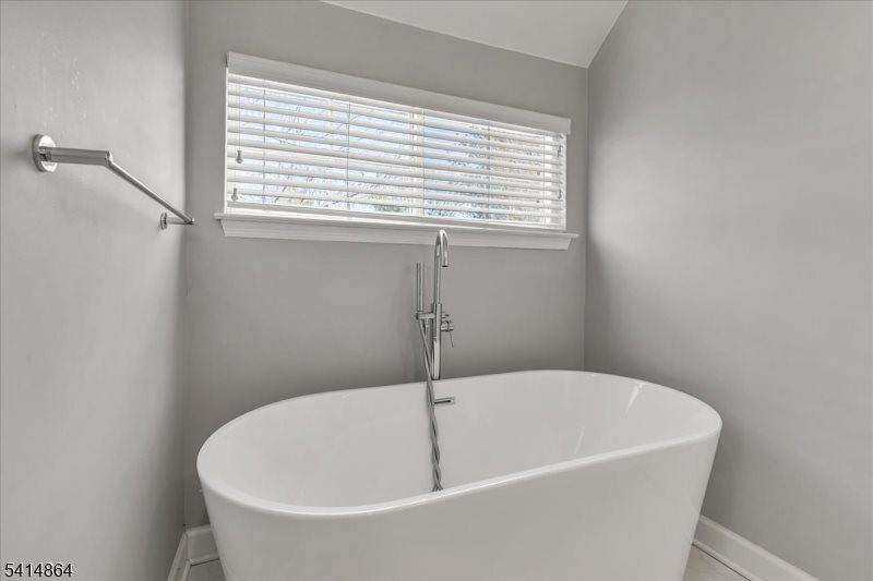 40 Primrose Ln, Long Hill Township, NJ 07933