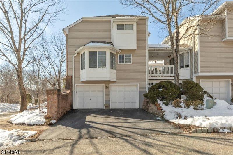 40 Primrose Ln, Long Hill Township, NJ 07933