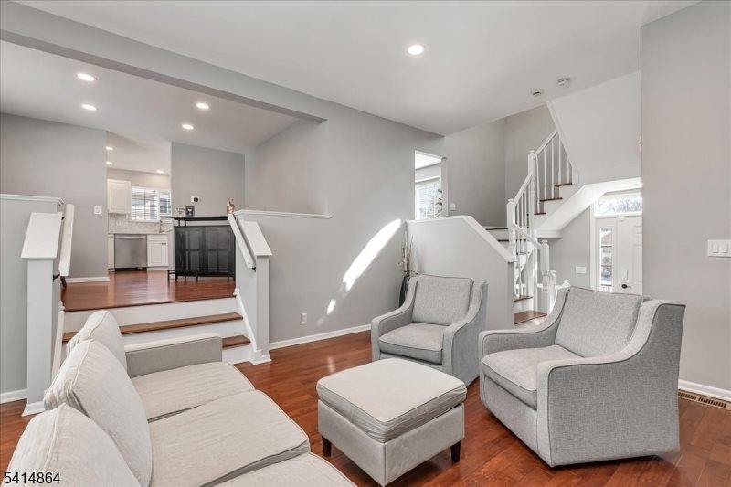 40 Primrose Ln, Long Hill Township, NJ 07933