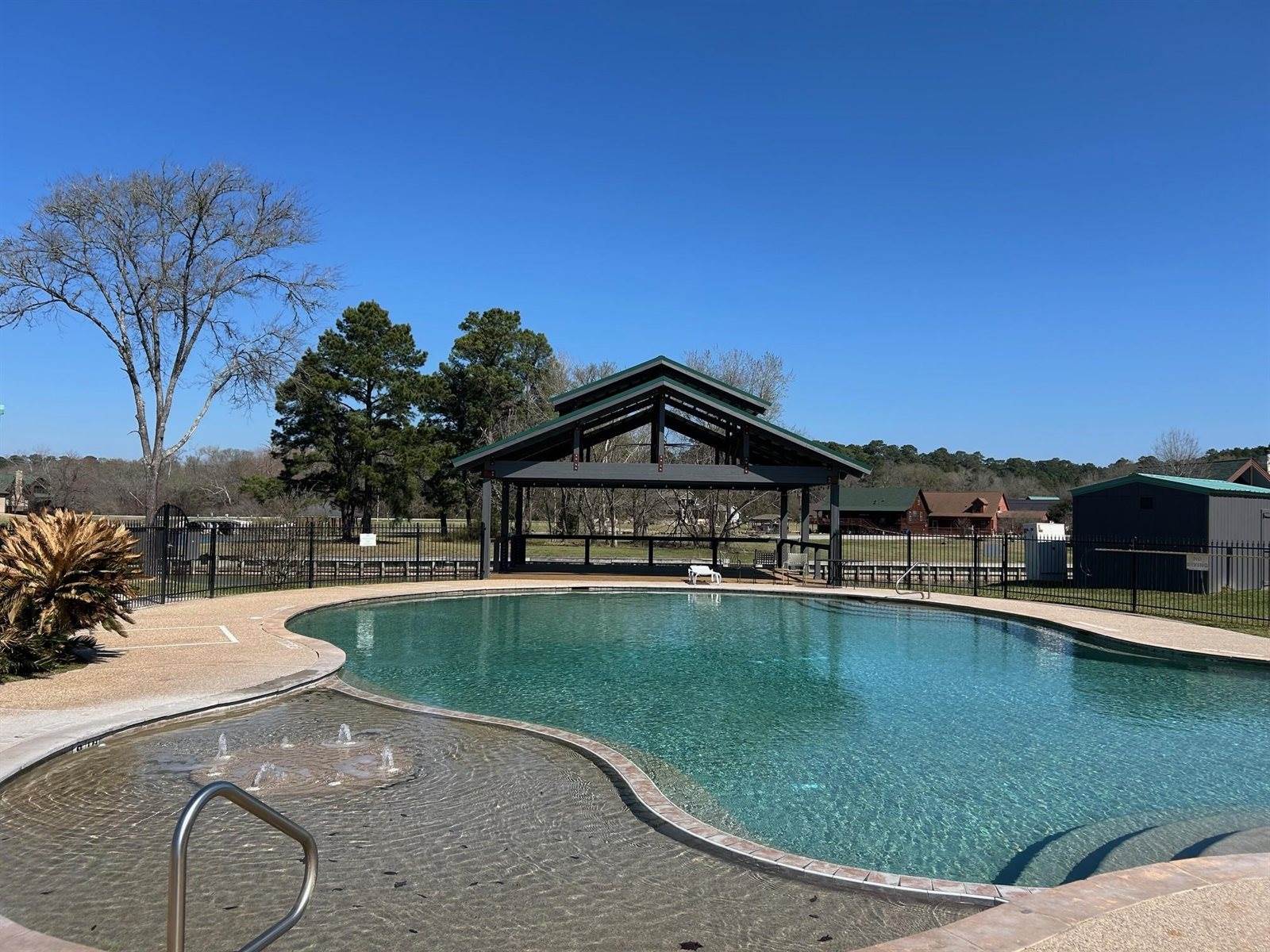 7 Wildwood Lake Drive, Huntsville, TX 77340