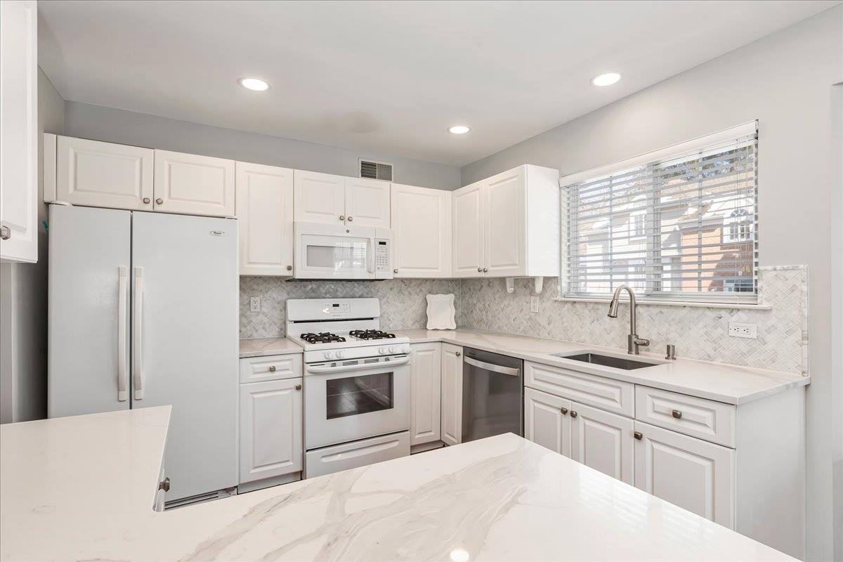 40 Primrose Ln #40, Gillette, NJ 07933