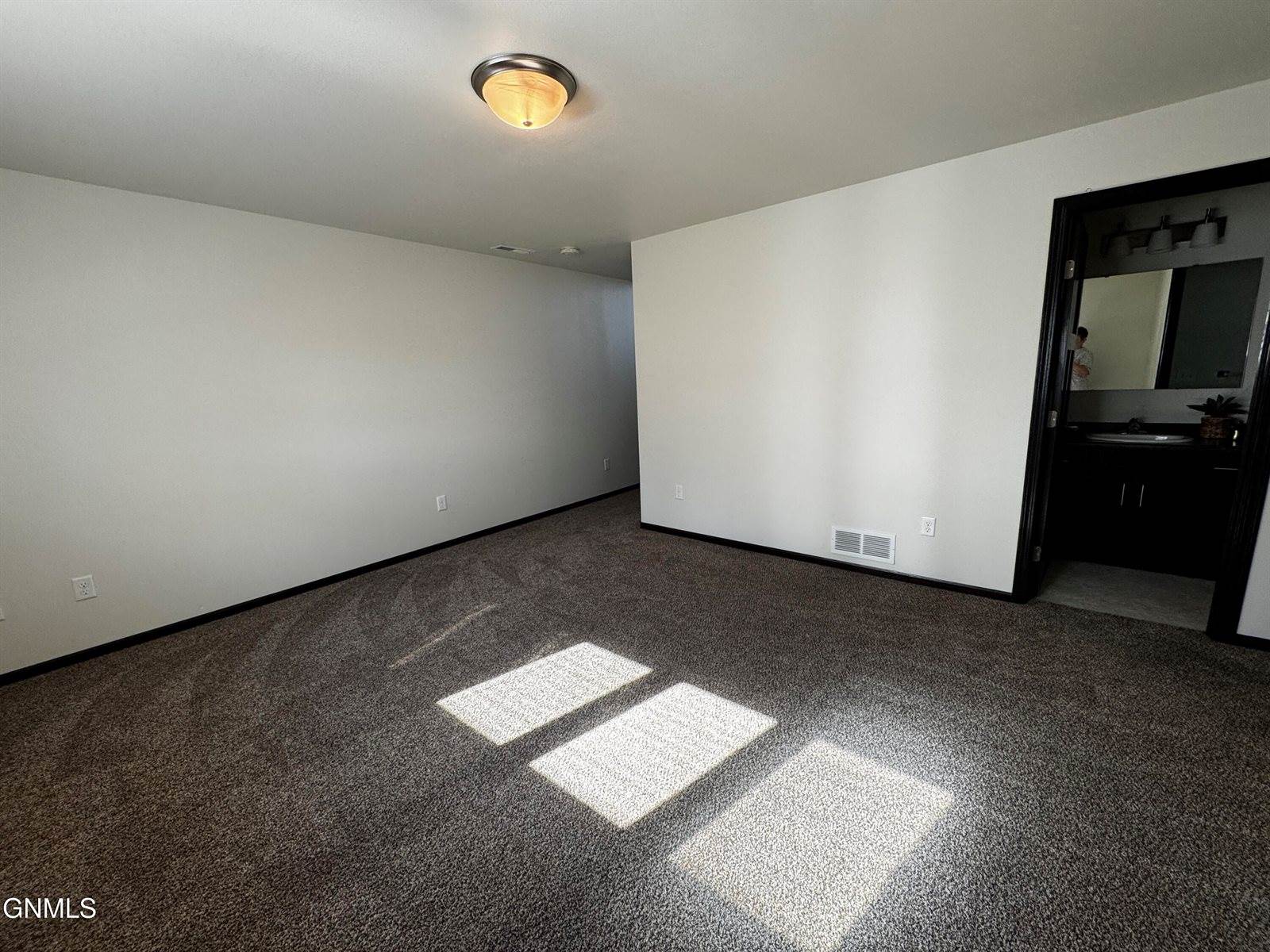 3717 Mckenzie Drive SE, Mandan, ND 58554