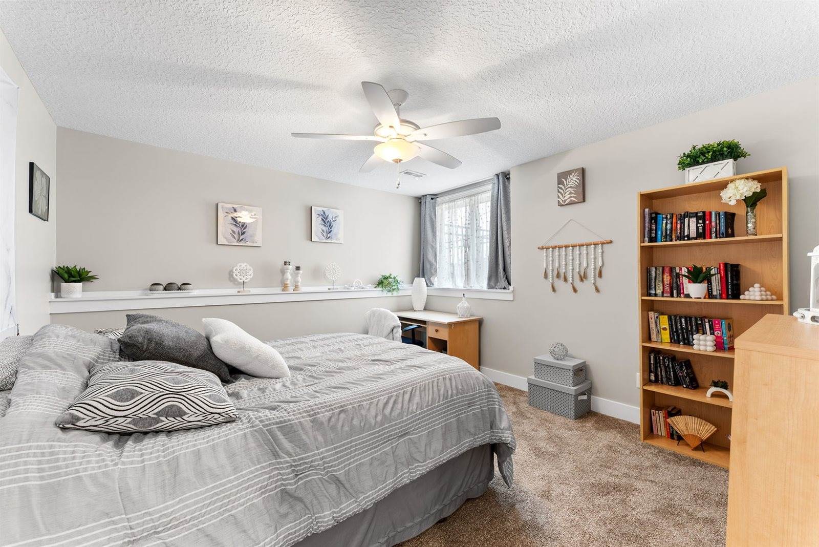 1425 Parkview Lane, Davenport, IA 52807