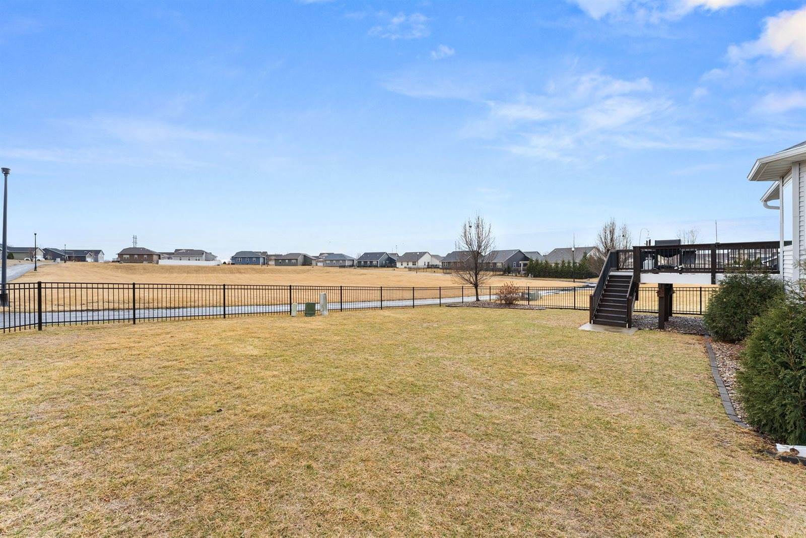 1425 Parkview Lane, Davenport, IA 52807