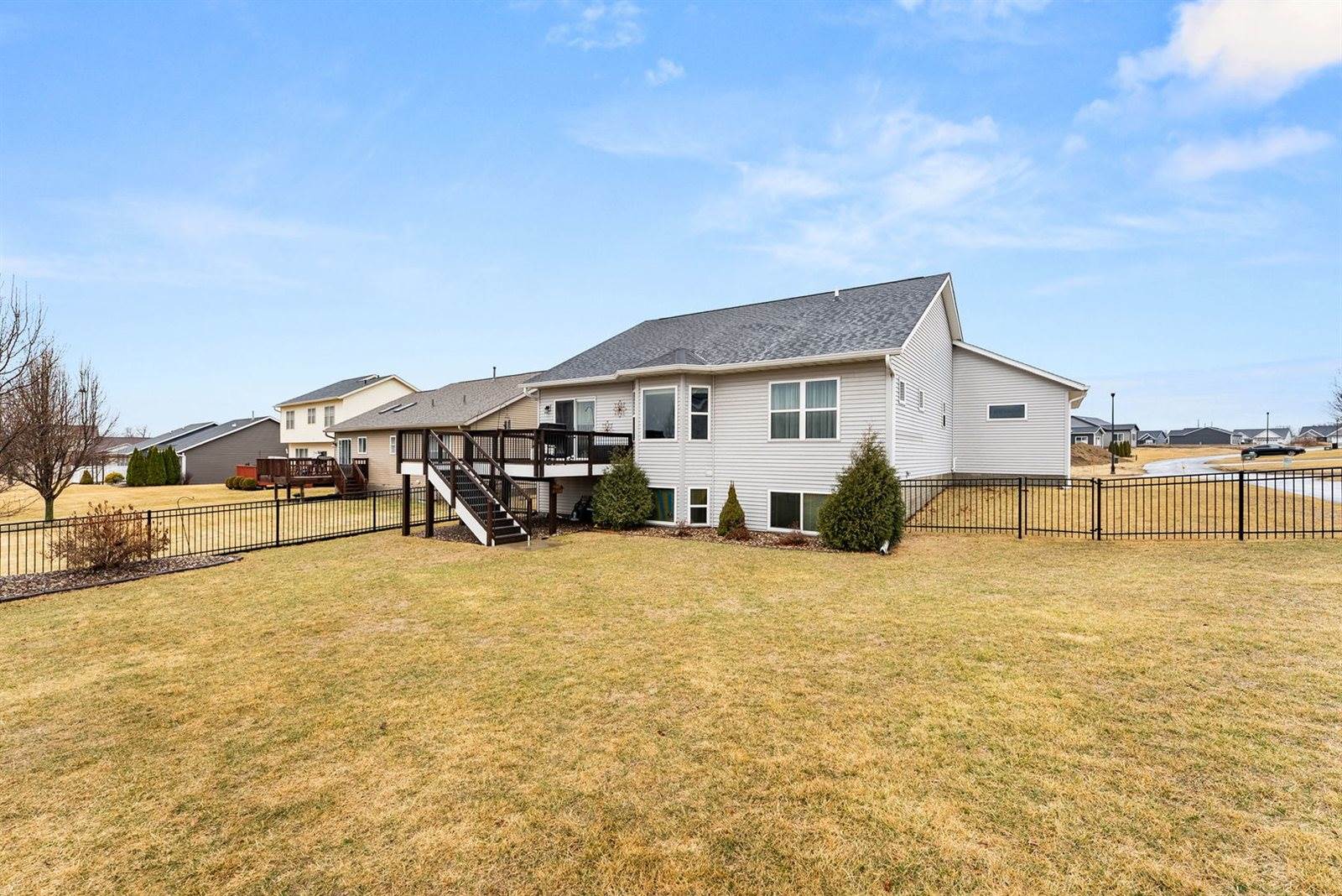 1425 Parkview Lane, Davenport, IA 52807