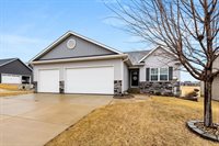 1425 Parkview Lane, Davenport, IA 52807