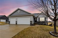 1425 Parkview Lane, Davenport, IA 52807