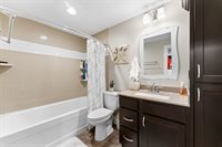 1425 Parkview Lane, Davenport, IA 52807