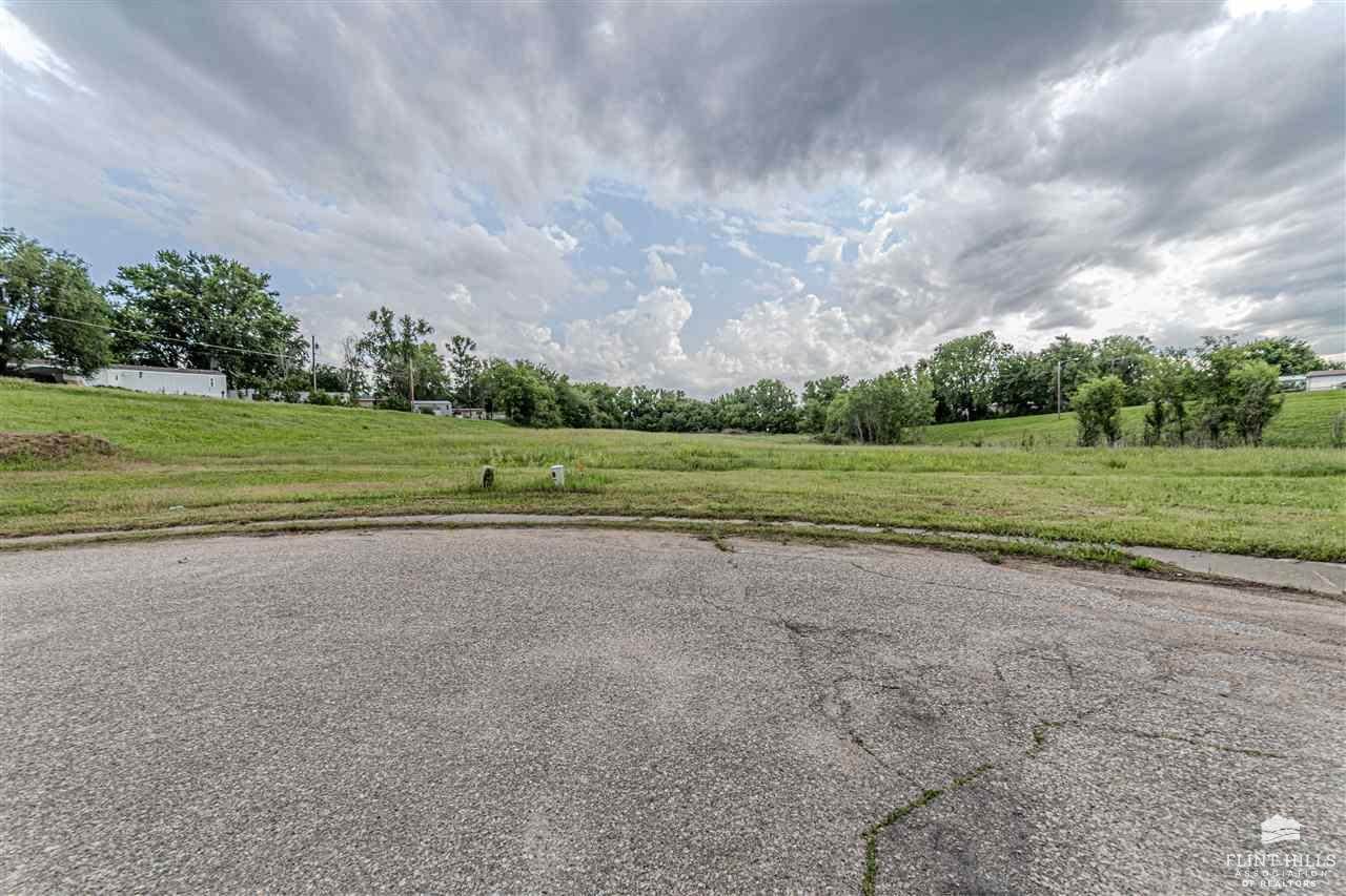 800 & 804 Jerry Drive, Junction City, KS 66441