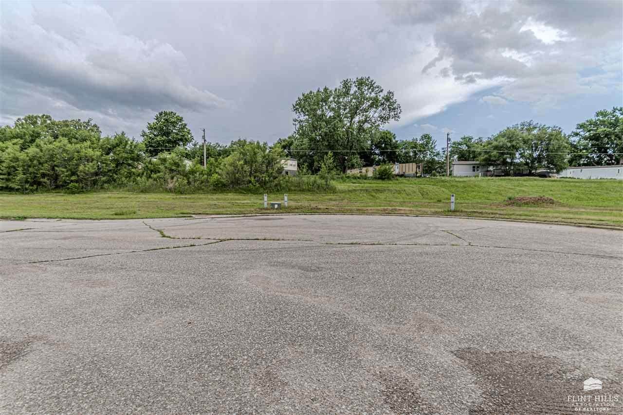 800 & 804 Jerry Drive, Junction City, KS 66441