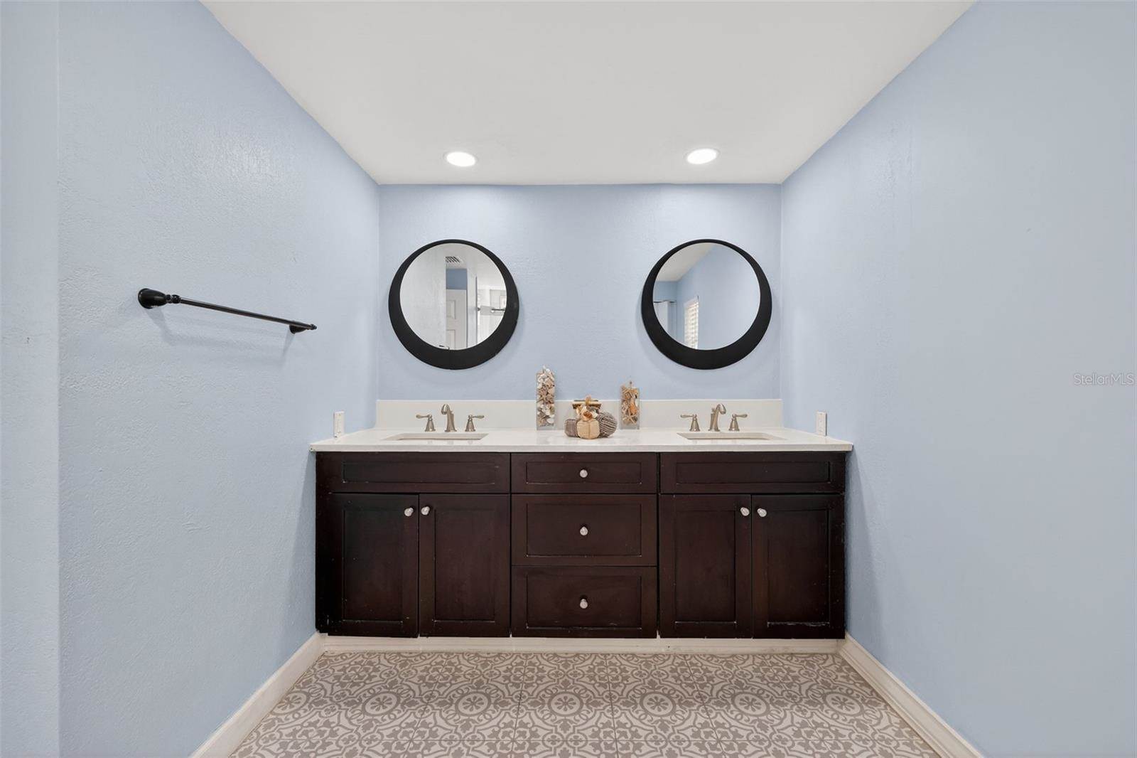 10262 Memorial Highway, Tampa, FL 33615