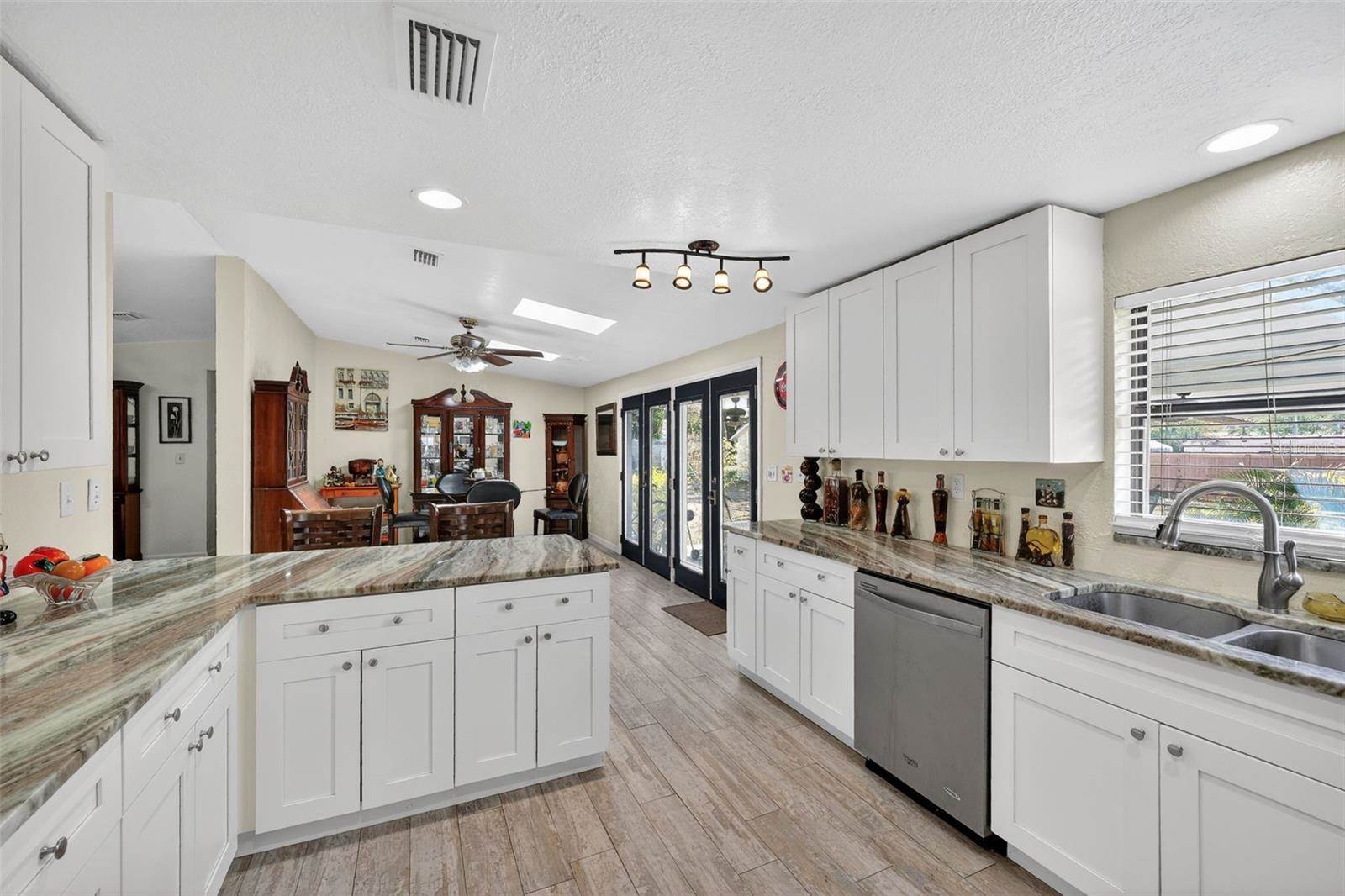 10262 Memorial Highway, Tampa, FL 33615