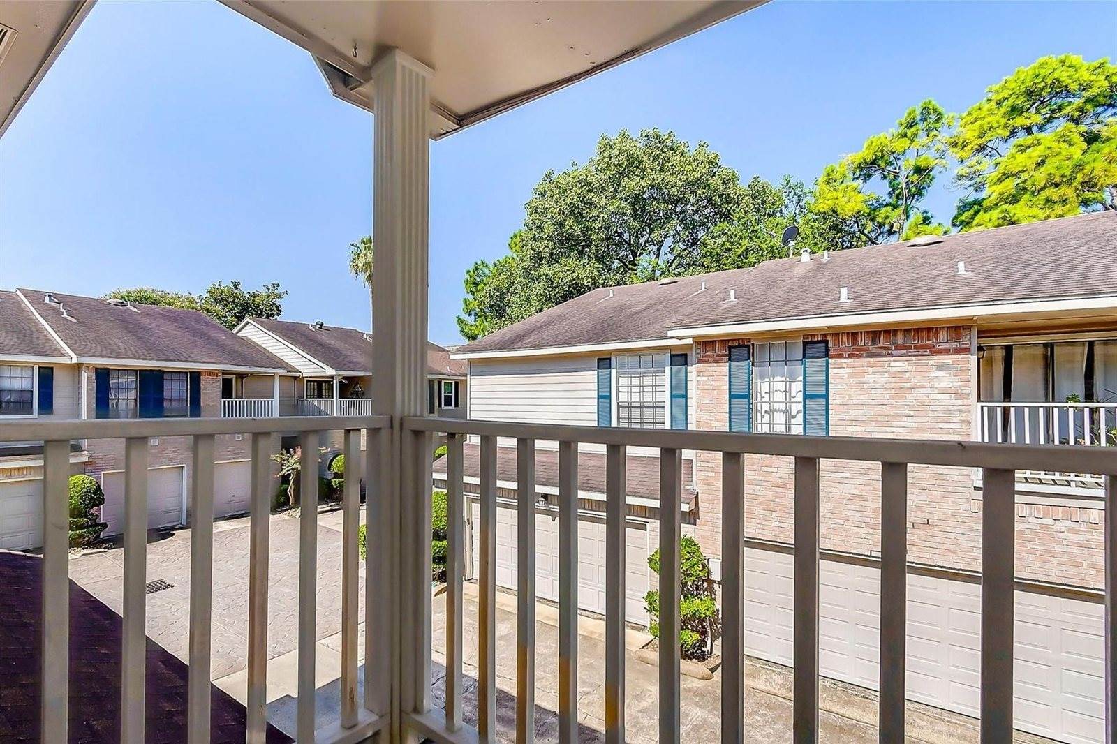 2220 Bering Drive, Houston, TX 77057