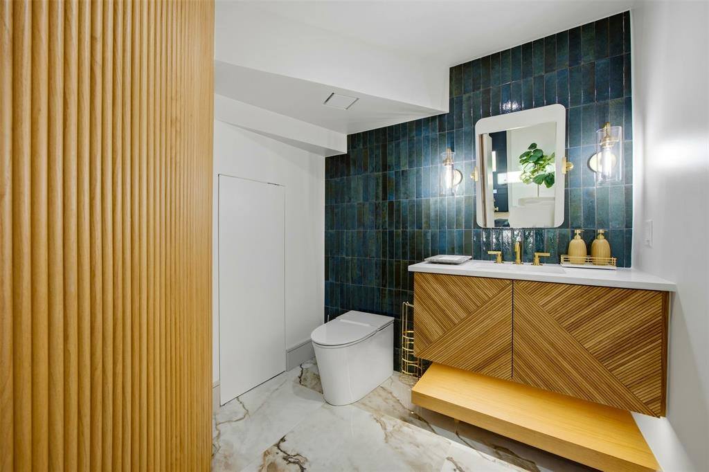 1000 West Wintergreen Road, DeSoto, TX 75115