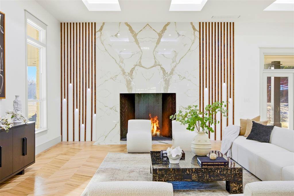 1000 West Wintergreen Road, DeSoto, TX 75115