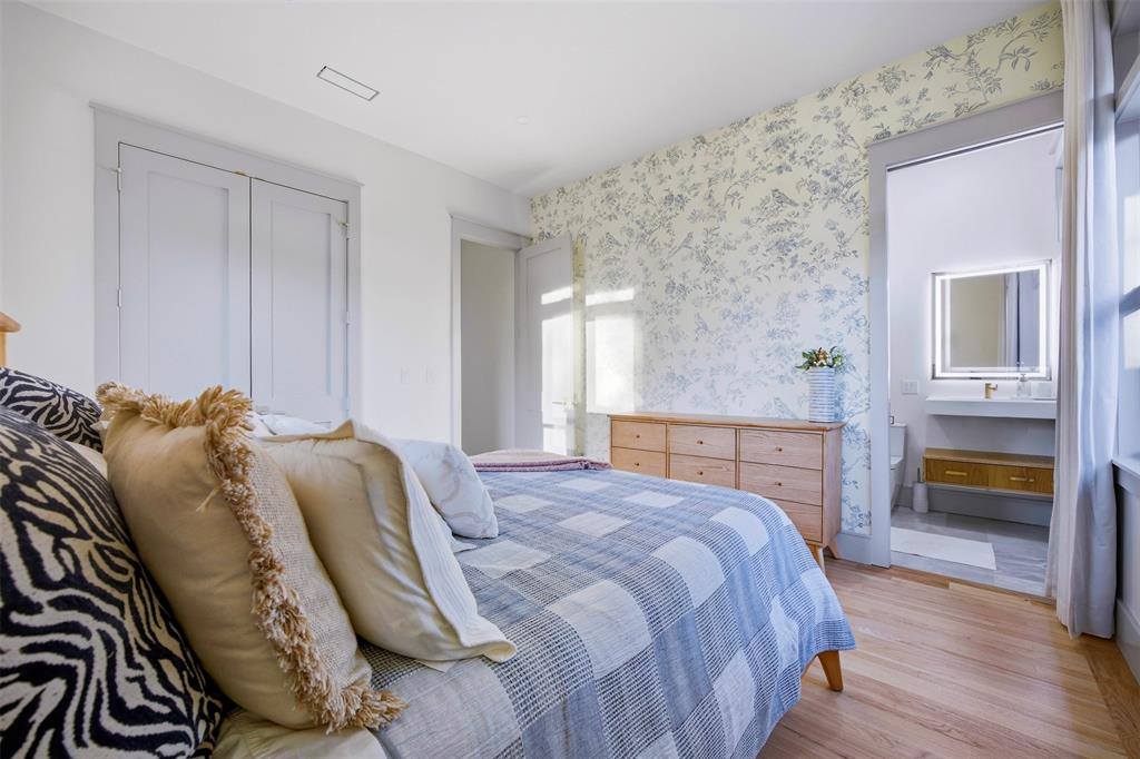 1000 West Wintergreen Road, DeSoto, TX 75115