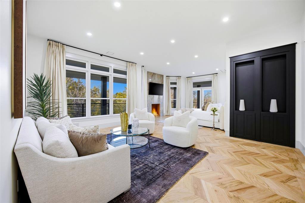 1000 West Wintergreen Road, DeSoto, TX 75115