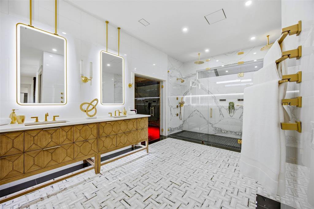 1000 West Wintergreen Road, DeSoto, TX 75115