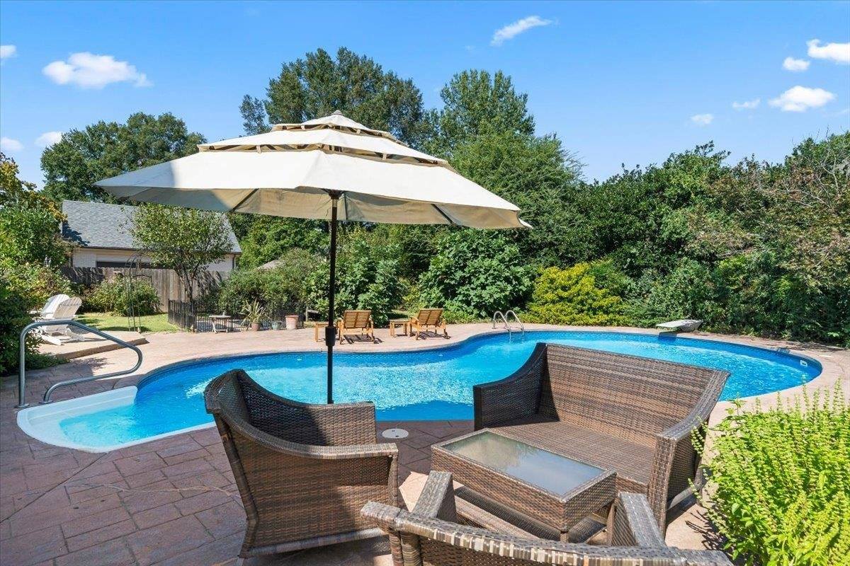 9464 Doe Meadow Dr, Germantown, TN 38139