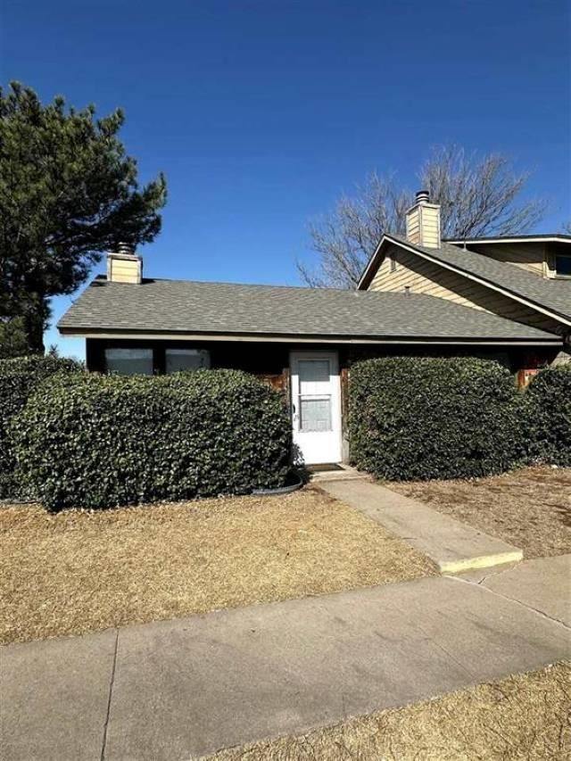 6814 NW Willow Springs Dr, Lawton, OK 73505