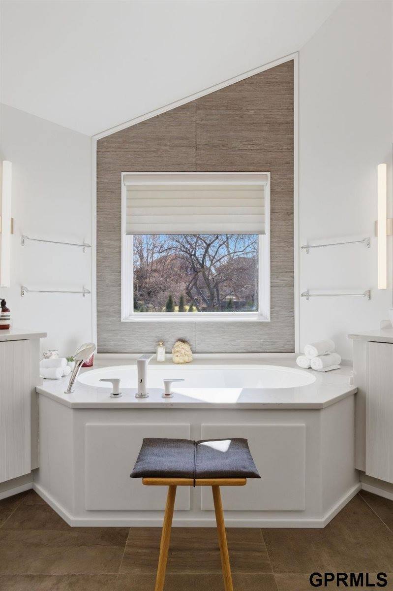 5911 South 119 Plaza, Omaha, NE 68137