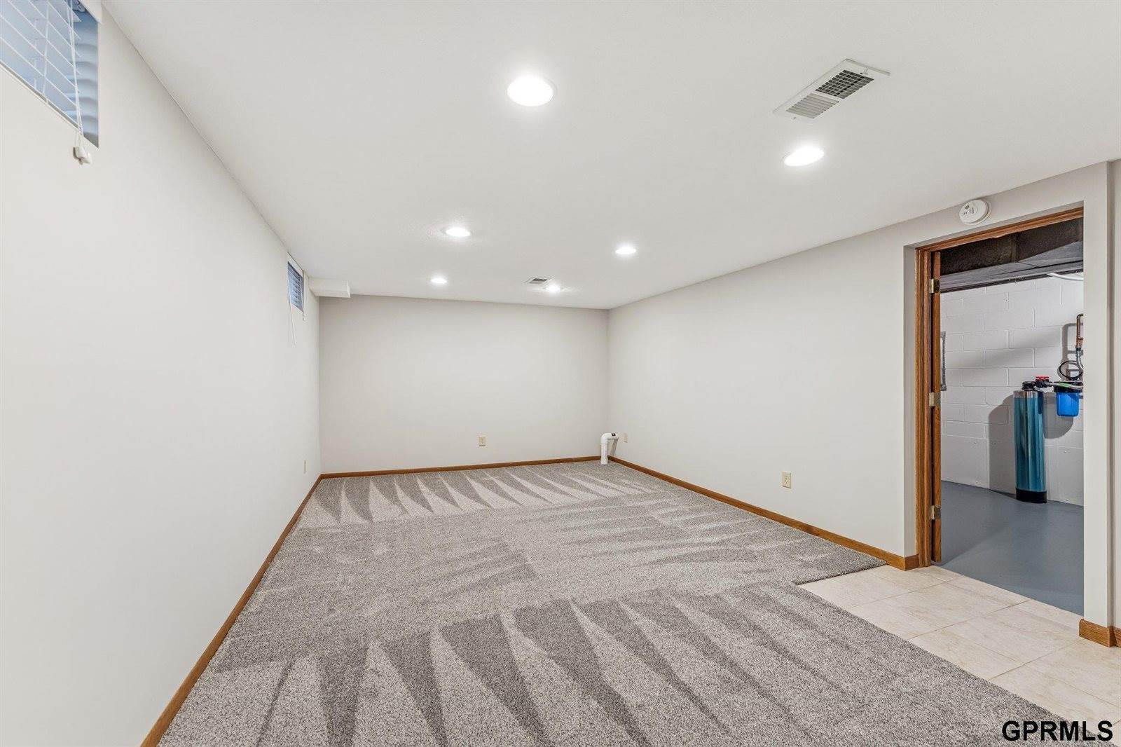 9916 Nina Street, Omaha, NE 68124