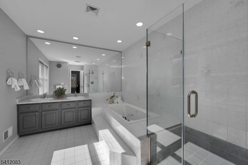 49 Heritage Ct, Randolph Township, NJ 07869