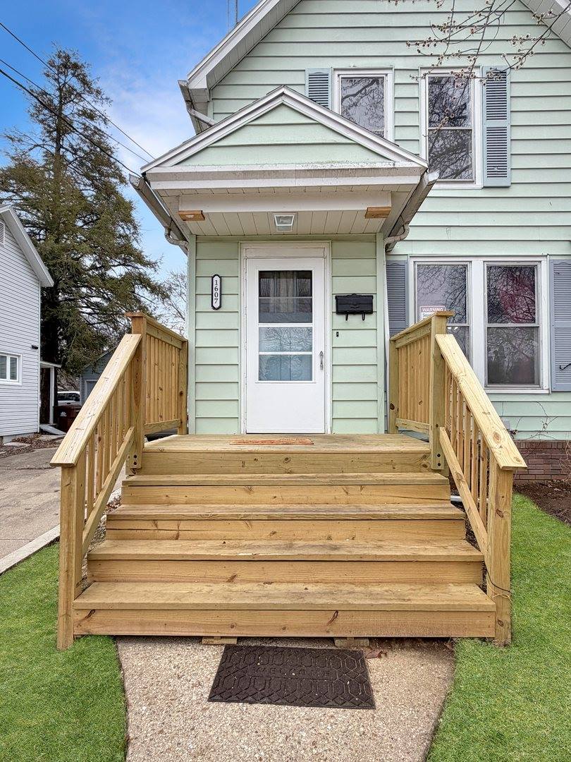 1607 South Highland Avenue, Freeport, IL 61032