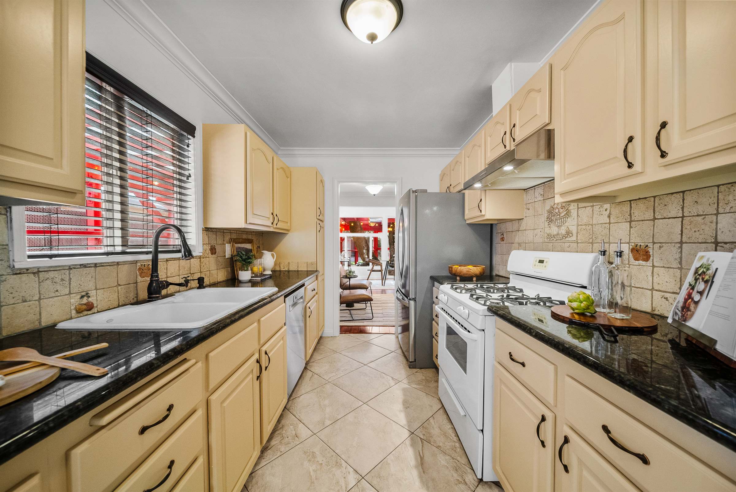 7819 Encino Ave., Northridge, CA 91325