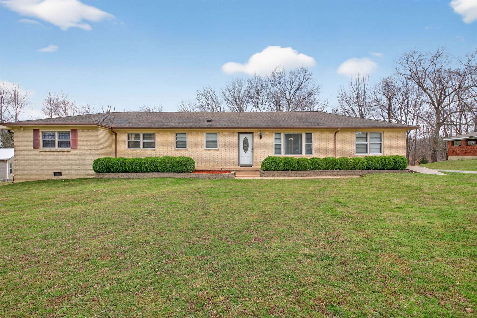 202 Pine Hill Dr, Waverly, TN 37185