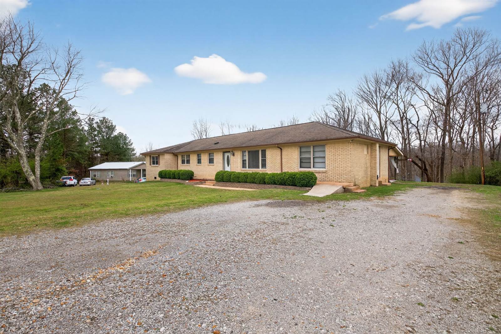 202 Pine Hill Dr, Waverly, TN 37185