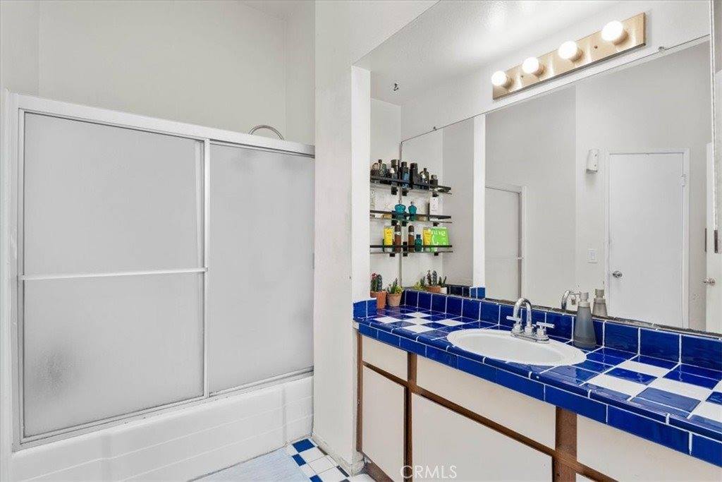 6036 Hazelhurst, North Hollywood, CA 91606