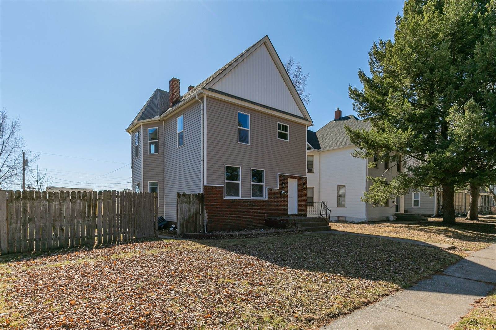 2015 West 5th Street, Davenport, IA 52802