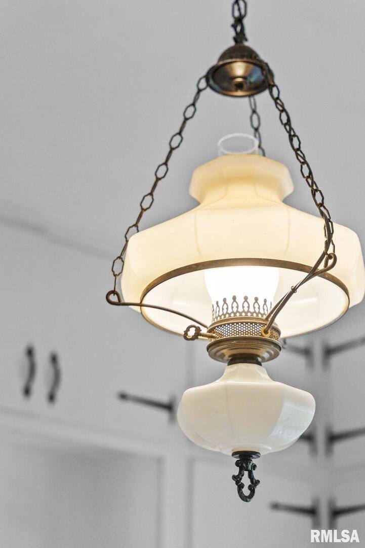 217 40TH Street, Moline, IL 61265