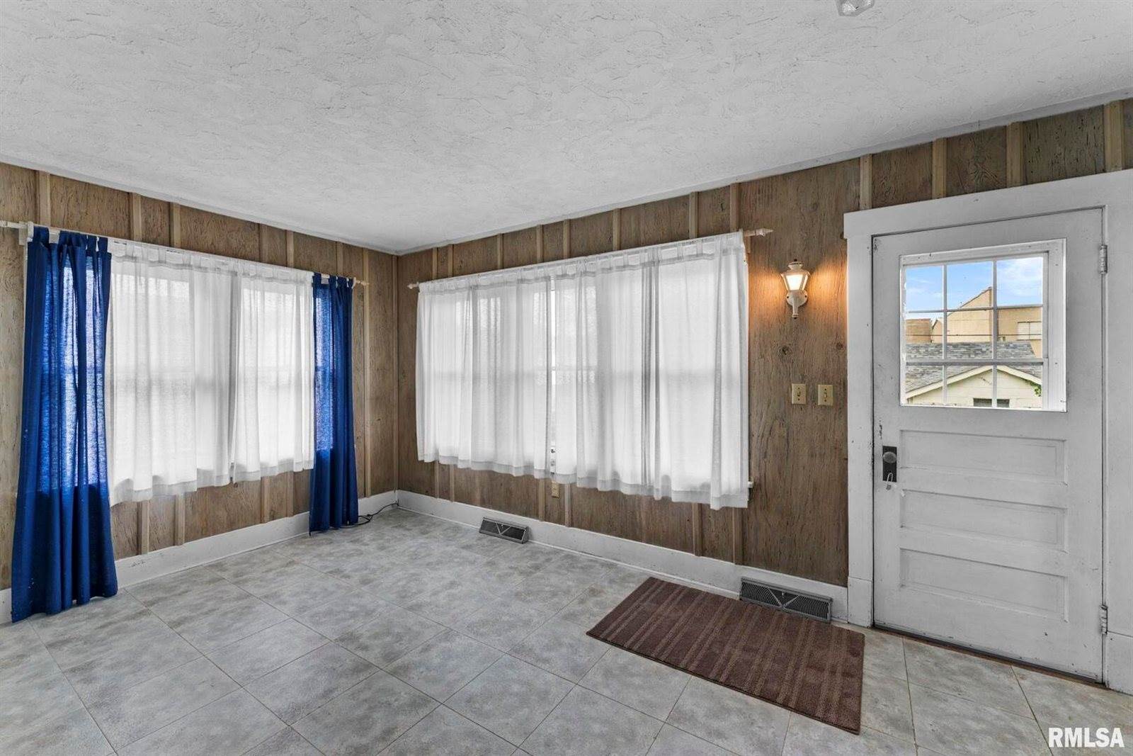 217 40TH Street, Moline, IL 61265