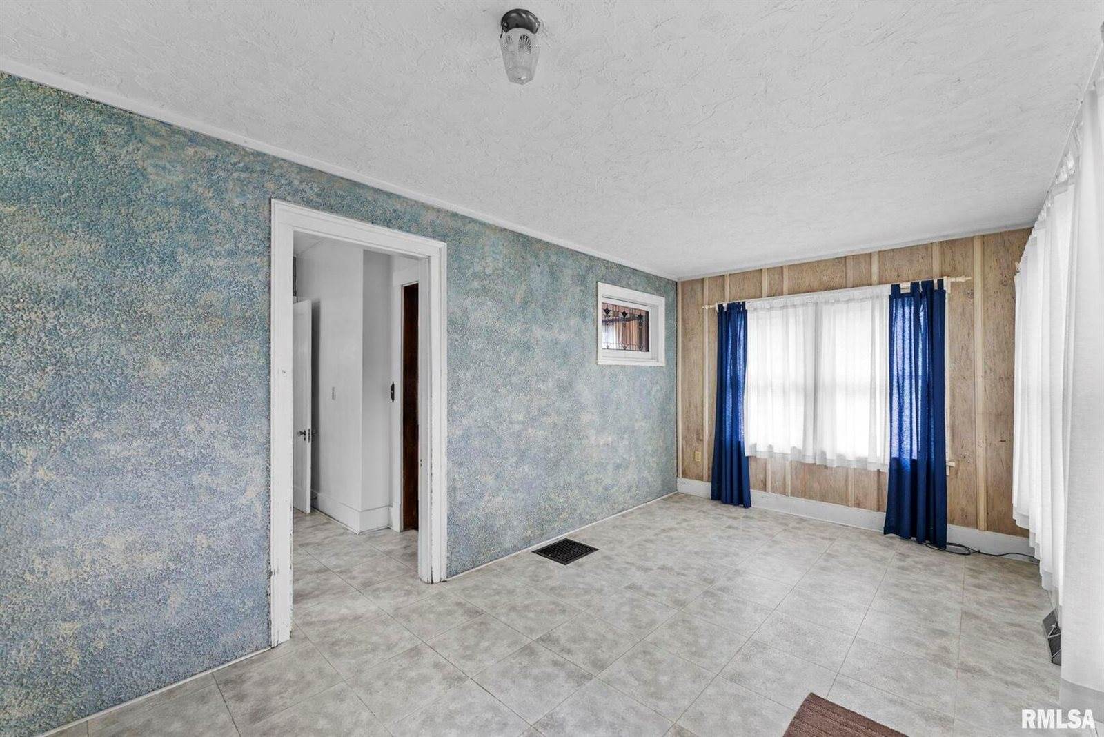 217 40TH Street, Moline, IL 61265