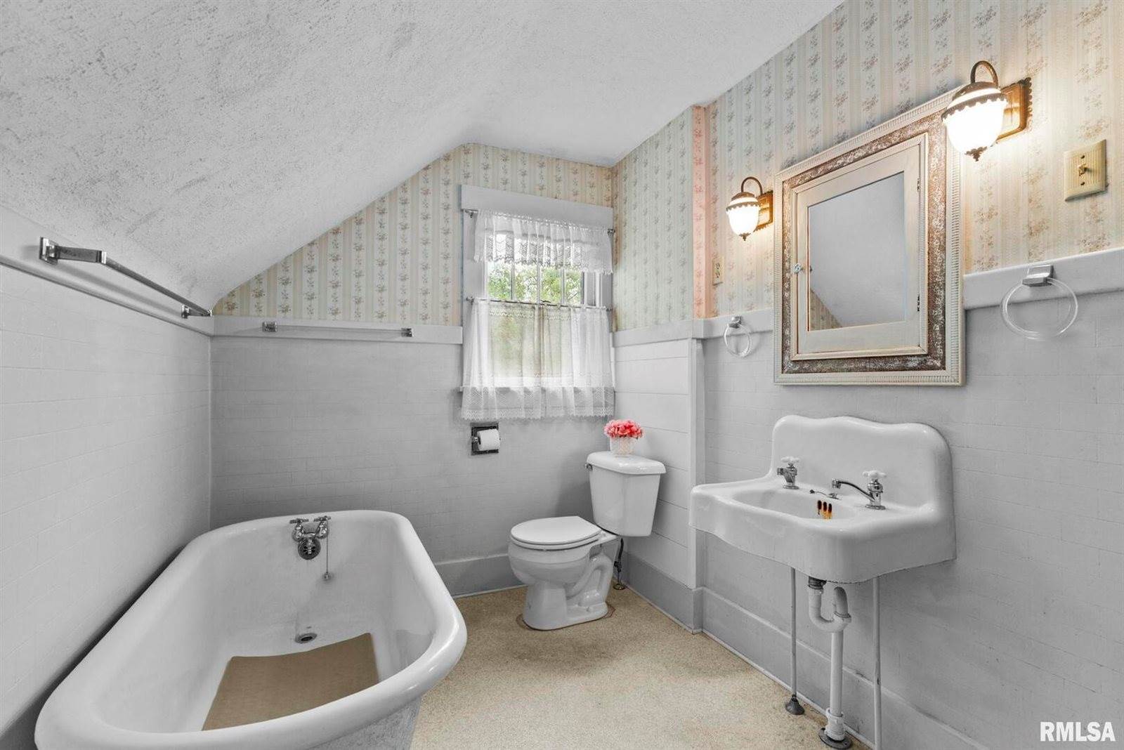 217 40TH Street, Moline, IL 61265