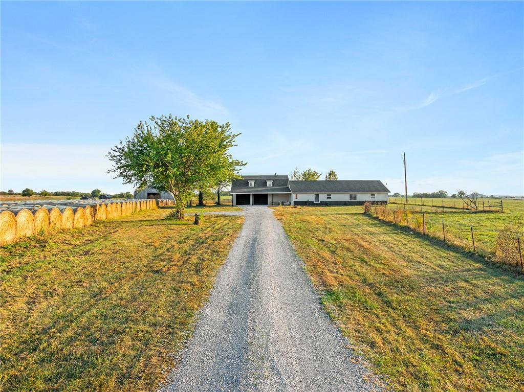9393 State Route 52 Highway, Amoret, MO 64722