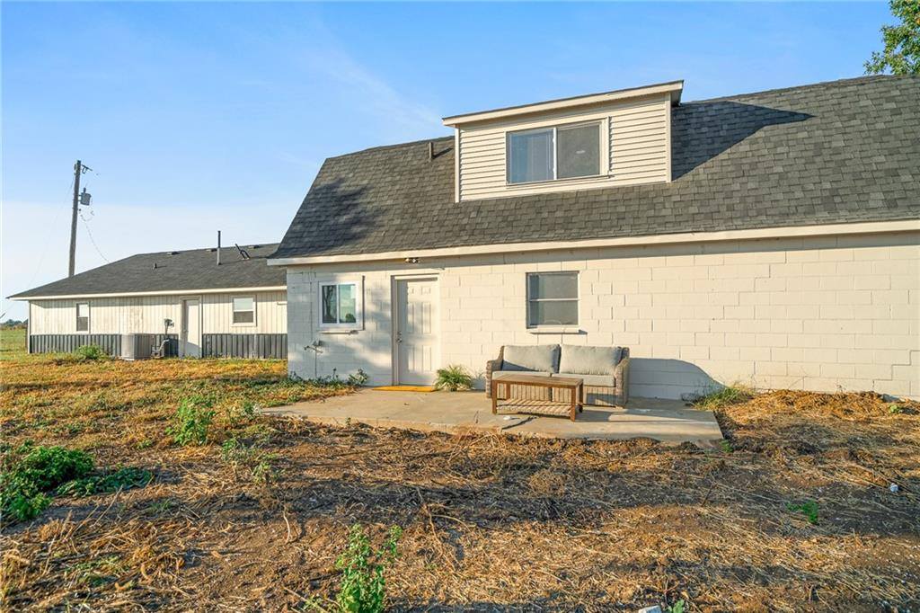 9393 State Route 52 Highway, Amoret, MO 64722