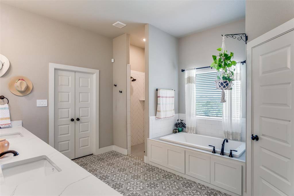 4001 Overlook Way, Weatherford, TX 76085