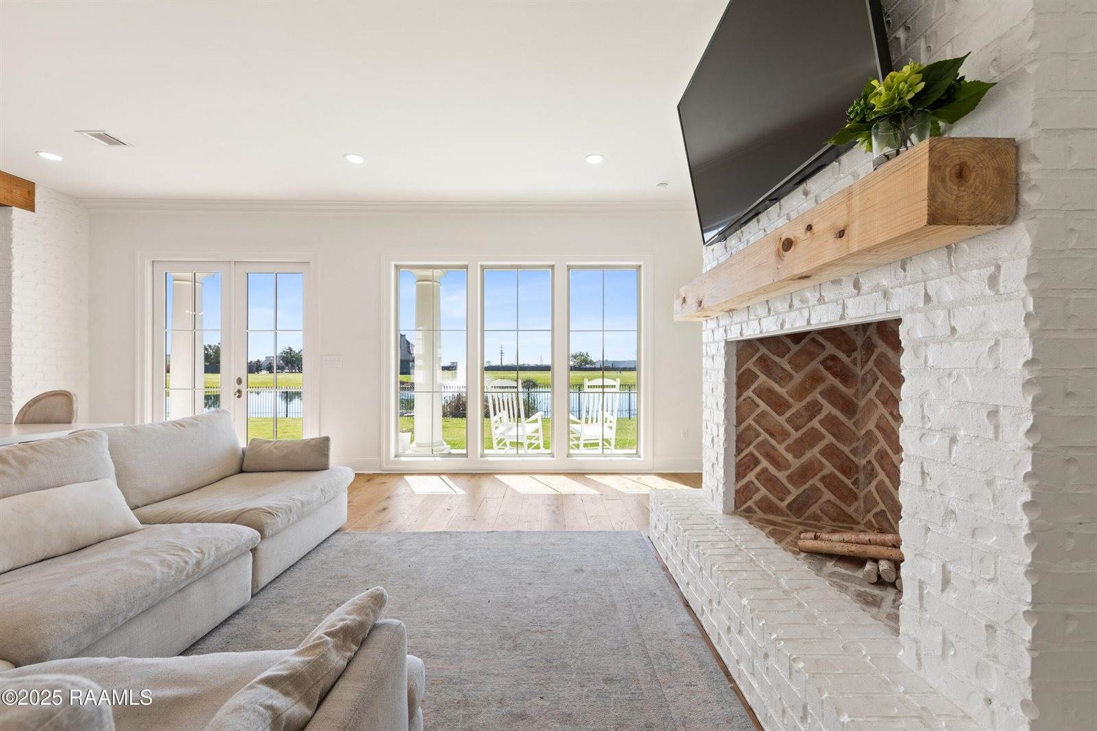 1044 The Lake Drive, Broussard, LA 70518