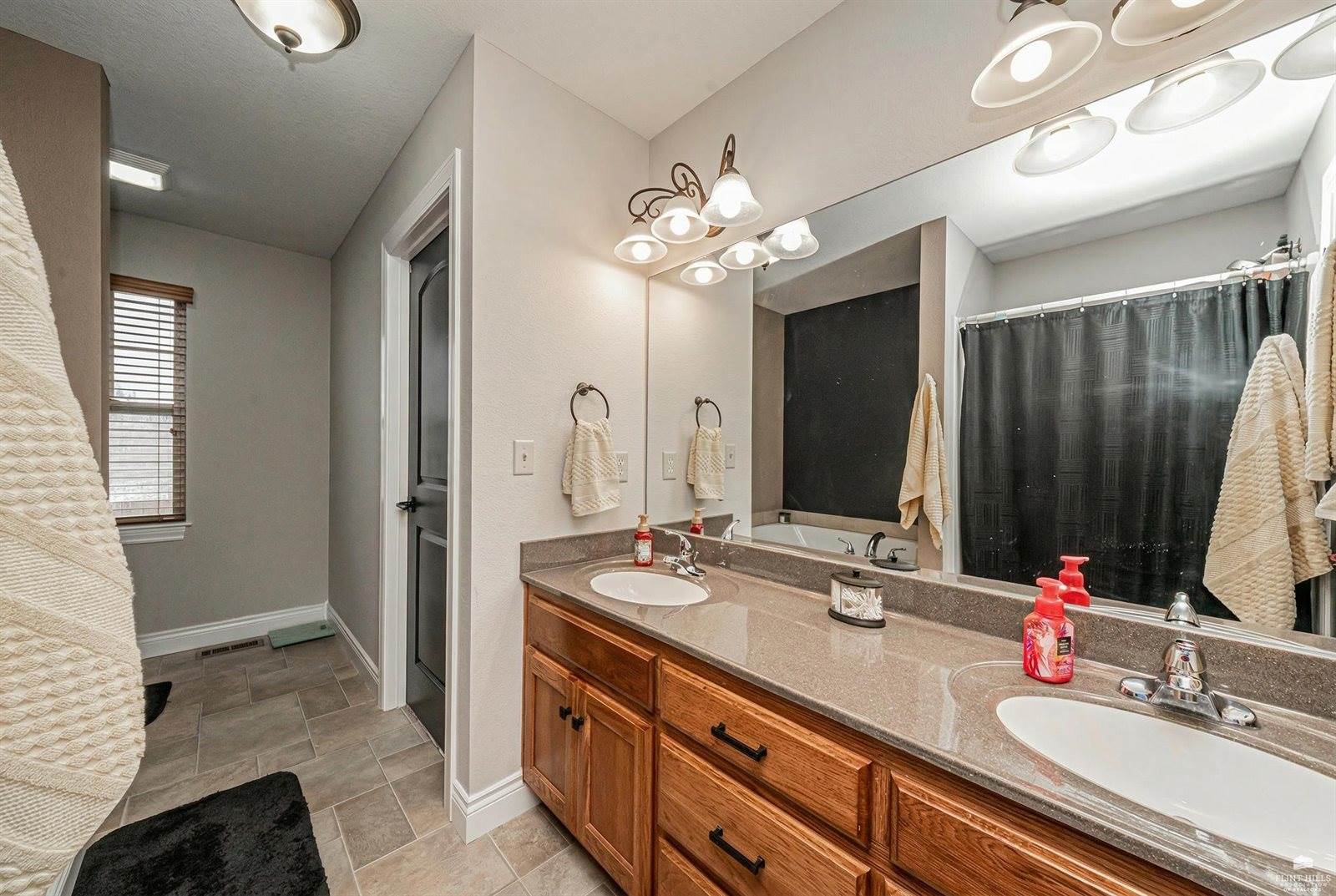 1005 Meadowbrooke Ln, Junction City, KS 66441